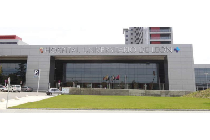 El  Hospital de León luce su carácter universitario en la fachada. RAMIRO