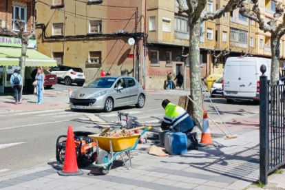 Obras en un paso de peatones de la ciudad de León. AYUNTAMIENTO DE LEÓN