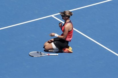 La tenista croata Lucic-Baroni celebra su victoria ante la checa Karolina Pliskova en el Abierto de Australia.