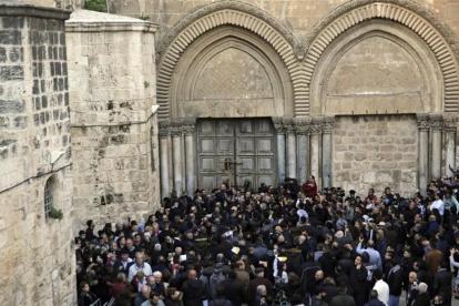 Manifestantes congregados frente a las puertas cerradas de la iglesia del Santo Sepulcro, este martes, 27 de febrero.