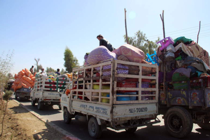 Caravana de civiles que huyen de la zona de conflicto. WATAN YAR