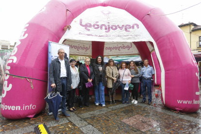 La concejala de Juventud del Ayuntamiento de León, Vera López (C) inaugura la feria Expojoven. CARLOS S. CAMPILLO