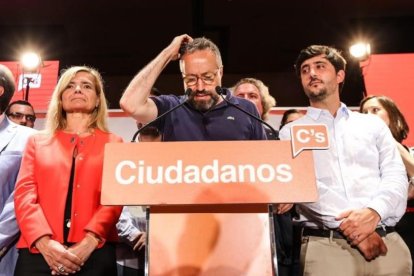 Juan Carlos Girauta se dirige a los militantes de Ciudadanos, la noche electoral del 26-J.