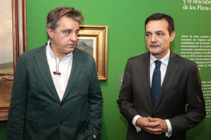 El viceconsejero de Cultura de la Junta, Raúl Fernández junto al comisario de la exposición, Antonio Ugidos. CAMPILLO
