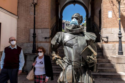 Vista de la estatua de Miguel de Cervantes con una mascarilla, este lunes en Toledo. ISMAEL HERRERO