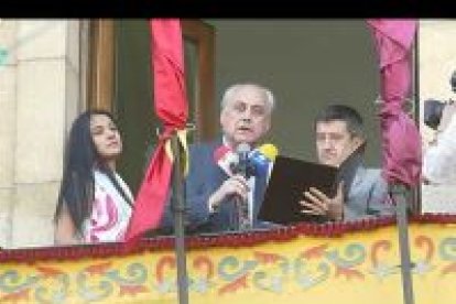 Las fiestas de San Juan y San Pedro 2004 comenzaron el pasado 19 de junio con el pregón del Leonés del Año, y director del Festival de Órgano de la Catedral, Samuel Rubio.