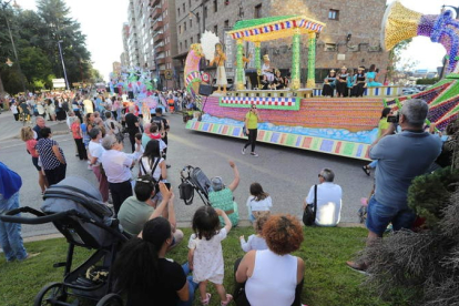 Niños y mayores disfrutan del gran desfile de carrozas. L. DE LA MATA
