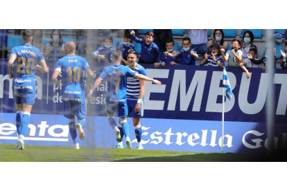 Edu Espiau de la SD Ponferradina celebra el primer gol de su equipo durante el partido. L. DE LA MATA
