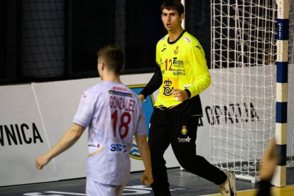 El jugador del Ademar Álvaro Pérez regresa «feliz» a León tras conquistar el Mundial juvenil. RFEBM