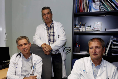 José Luis Mostaza, jefe del Servicio de Medicina Interna, Alberto Morán y José Antonio Herrera. MARCIANO PÉREZ