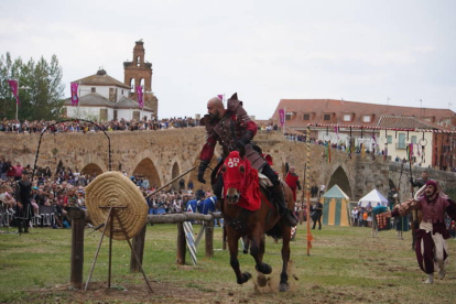 Hospital de Órbigo (León) regresa a la Edad Media para recrear las Justas del Passo Honroso. J. NOTARIO