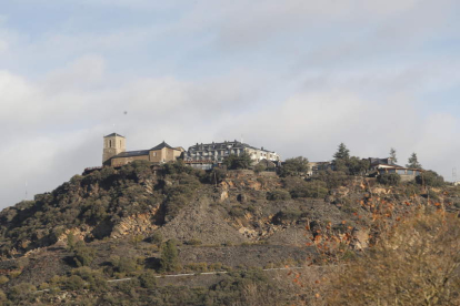 Una vista del Santuario de la Virgen de la Peña, en lo alto de una colina rocosa donde también a un spa y a cuyas faldas se vislumbra el pantano de Bárcena. L. DE LA MATA