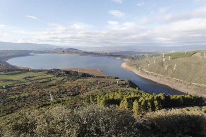 El ya citado embalse de Bárcena,  que es el pulmón hídrico del Bierzo bajo y central. L. DE LA MATA