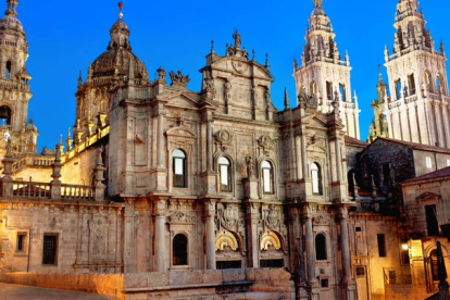 Vista de la catedral de Santiago desdela plaza de la Inmaculada. DL.