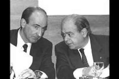 CiU es una federación de partidos integrada por Convergencia Democrática de Catalunya (CDC) y Unió Democrática de Catalunya ( UDC) que han trabajado en coalición desde las elecciones de 1979.