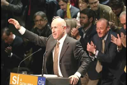 Pero Artur Mas fracasa en las autonómicas de 2003 y CiU decide que sea Duran i Lleida el candidato para las generales del 14 de marzo con la responsabilidad de conseguir una reforma del Estatuto.
