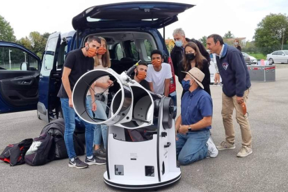 Científicos de la Nasa prueban los telescopios, ayer en Gijón. UNIOVI
