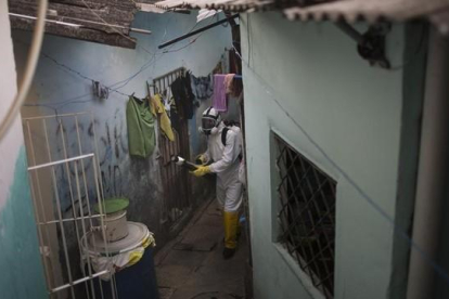 Un trabajador municipal fumiga para acabar con el virus de zika en un barrio de Recife (Brasil).