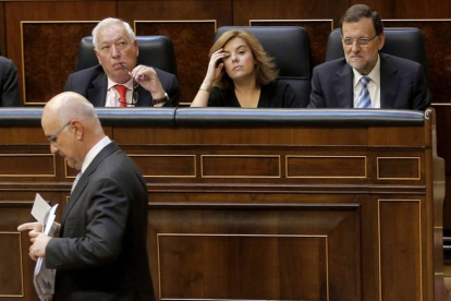 Duran pasa ante Rajoy, Sáenz de Santamaría y Margallo, en el pleno del Congreso sobre la ley de abdicación, el miércoles.
