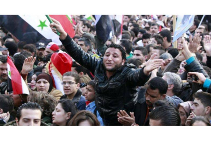Seguidores del presidente sirio, Bachar al Asad, se concentran en la plaza Sabe Bahrat de Damasco el pasado jueves 26 de enero para mostrar su rechazo al plan de la Liga Árabe.