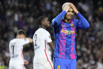 Araujo refleja la frustración de los jugadores del Barcelona al caer eliminados. ALEJANDRO GARCÍA