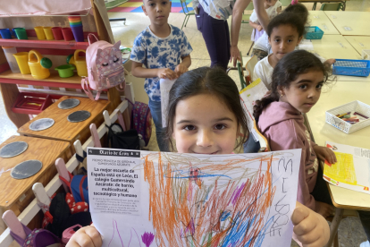 El aula de Infantil ha hecho un dibujo para explicar el premio que han ganado. DL