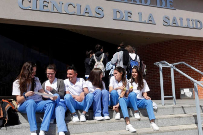 Un grupo de alumnos de Enfermería, en imagen de archivo, en la puerta de la Facultad de Ciencias de la Salud de Vegazana. MARCIANO PÉREZ
