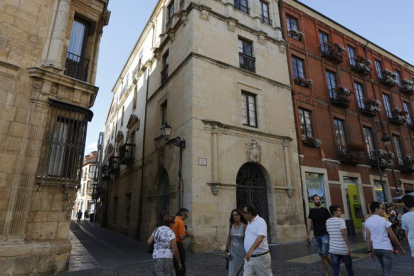 Imagen exterior del palacete de Villasinda en la calle Ancha de la capital. MARCIANO PÉREZ