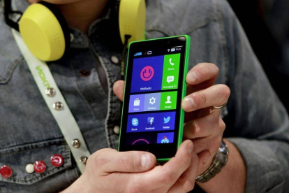El Nokia XL, de la nueva gama de móviles de Nokia X, basada en la plataforma de sistema abierto Android