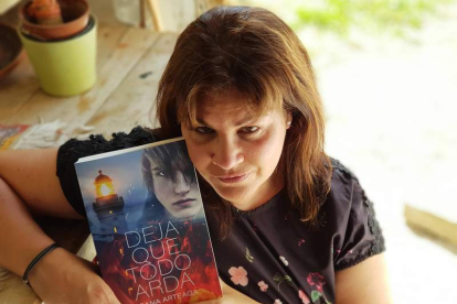 La escritora leonesa Joana Arteaga con su nueva novela, ‘Deja que todo arda’