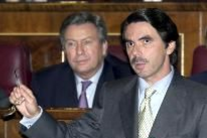 José María Aznar responde a una pregunta formulada sobre la reforma de la protección del desempleo