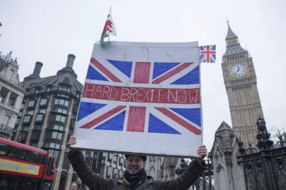 Varias personas participan en la manifestación a favor del "brexit" en el Old Palace Yard, en Londres, Reino Unido, este 23 de enero.