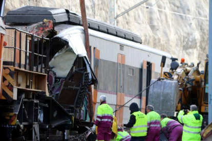 Operarios trabajan en el lugar del accidente del tren de Rodalies en Castellgalí, este lunes.