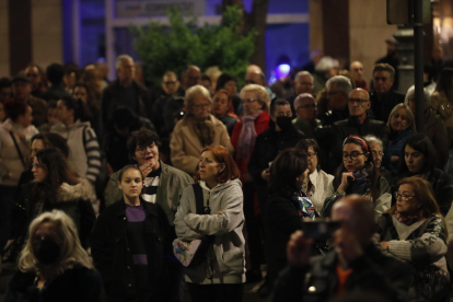 La procesión del Silencio concitó a muchos ponferradinos y ponferradinas.  L DE LA MATA