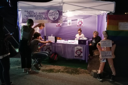 Un punto violeta de las fiestas de la Virgen de la Encina de Ponferrada, en 2018. DL