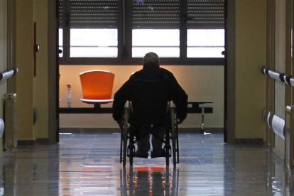 Una persona dependiente se traslada en su silla de ruedas. JESÚS F. SALVADORES