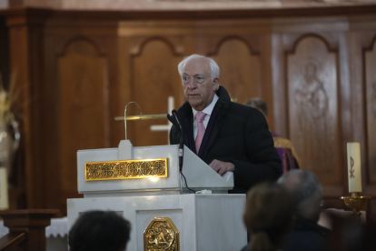 Manuel Ángel Fernández Arias, dirigiéndose a los hermanos. L. DE LA MATA