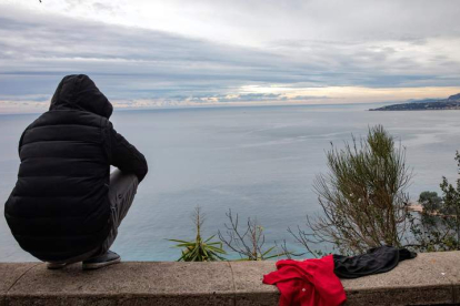 Un joven migrante observa el mar desde un puerto de Canarias. F. VOLPI