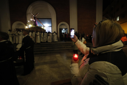 Salida de la procesión del Silencio de la iglesia de San Pedro. L. DE LA MATA