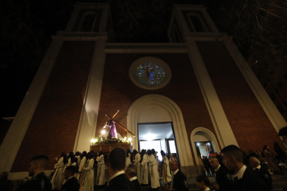 Salida de la procesión del Silencio de la iglesia de San Pedro. L. DE LA MATA