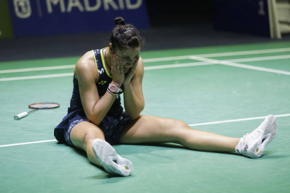 La española Carolina Marín tras conquistar este sábado en Madrid su sexto Europeo consecutivo de bádminton. RODRIGO JIMÉNEZ