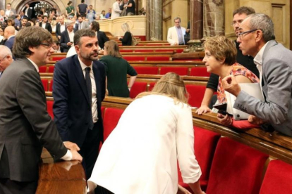 Joan Coscubiela expresa sus quejas al president Carles Puigdemont en el hemiciclo del Parlament