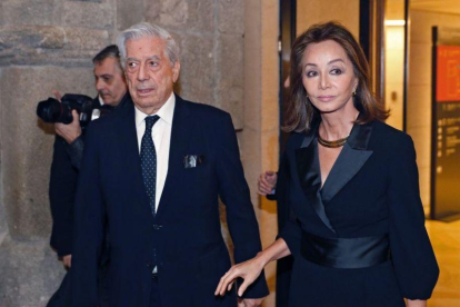 Mario Vargas Llosa junto a su pareja Isabel Preysler.