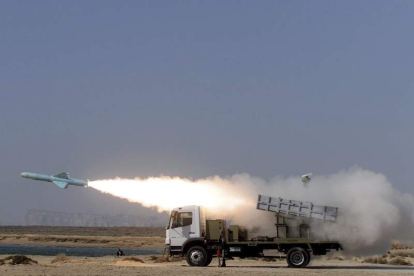 Un misil tipo Nasr parte desde una lanzadera del Ejército iraní cerca del estrecho de Ormuz.