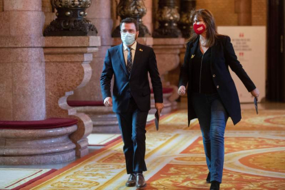 Aragonès conversa con la presidenta del Parlament, Laura Borràs, en los pasillos. MARTA PÉREZ