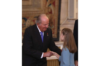 Juan Carlos I con la princesa Leonor. BALLESTEROS