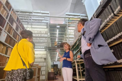 El delegado en las instalaciones de la Biblioteca Municipal. DL