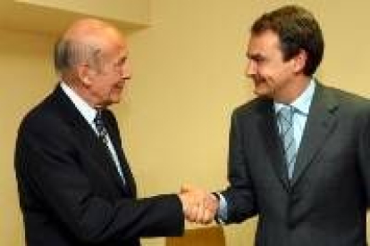 José Luis Rodríguez Zapatero saluda a Valéry Giscard d'Estaing, durante su reunión de ayer