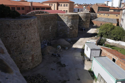 El Ayuntamiento realiza obras en todo el entorno de la muralla tardorromana que supondrán la reurbanización de la zona. FERNANDO OTERO