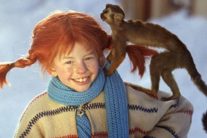 La pelirroja Pippi Calzaslargas, protagonista de la serie que lleva su nombre, con su mono señor Nilsson.